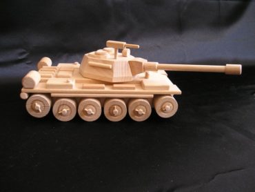 Russisches Panzer T72 Holzspielzeug, mobil mit rotierendem Turm und Maschinengewehr.