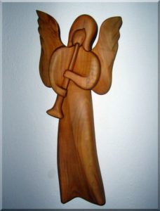 Holzstatuetten, Engel mit Trompete I., 24 cm hölzerner Schutzengel