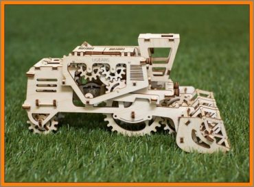 Mechanisches Puzzle kombinieren, technisches 3D-Kit, Holzspielzeug Der Mähdrescher ist ein 3D-Kit-Puzzle-Modell aus Holz, das verschiedene Variationen (Varianten) der Mechanik bietet. Beim Fahren des Mähdreschers dreht sich die Winde (Scheibe) wie im eigentlichen Prototyp. Das Modell verfügt über eine eingebaute Geheimbox im linken Teil der Kabine. Der mechanische Mähdrescher beginnt mit einer einfachen Bewegung oder einer schnellen Drehung des großen Hinterrads. Auf der anderen Seite der Kabine befindet sich ein Hebel, der verriegelt oder abgesenkt werden kann. Der Mähdrescher arbeitet nach dem (prinzipiellen) "Gummimotor". Ein tolles Geschenk für ältere Jungs Beim Fahren des Mähdreschers dreht sich die Winde (Scheibe) wie im eigentlichen Prototyp. Das Modell verfügt über eine eingebaute Geheimbox im linken Teil der Kabine. Der mechanische Mähdrescher beginnt mit einer einfachen Bewegung oder einer schnellen Drehung des großen Hinterrads. Auf der anderen Seite der Kabine befindet sich ein Hebel, der verriegelt oder abgesenkt werden kann. Der Mähdrescher arbeitet nach dem (prinzipiellen) "Gummimotor". Tolles Geschenk für ältere Jungen