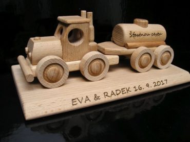 Tanker - Holzspielzeug Geschenk auf einer Basis