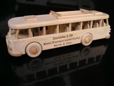 Holzspielzeug für Kinderbusse