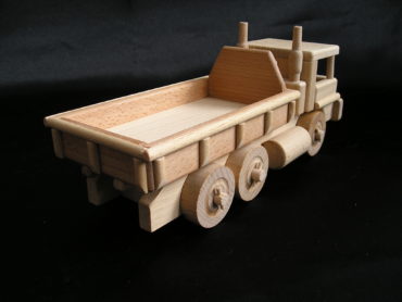 Der Spielzeug-Holzlastwagen verfügt über einen Kippbehälter und der Bobík-Lader über einen funktionierenden beweglichen Löffel. Hergestellt aus strapazierfähigem und hartem Buchenholz. Die Oberfläche ist nur natürlich gewachst und poliert - keine Chemikalien. Die verwendeten Klebstoffe garantieren eine hohe Festigkeit der verbundenen Teile. Die beweglichen Teile des Spielzeugs sind nett zu Kindern. Umweltfreundliches Spielzeug / Modell mit allen Sicherheitszertifikaten. Das Spielzeug wird für immer halten und für immer eine Erinnerung für Kinder und Eltern für den größten Teil des Lebens sein. Das professionelle Design der Geschenkbox mit einer Größe von 40x14x15 cm verbessert das wunderbare Erlebnis präzise gefertigter Holzmodelle / -spielzeuge. Der innere grafische Einsatz der Box ist ebenso konstruiert wie eine schöne farbige Bühne, die sich hervorragend für andere Kinderspiele für Jungen und Mädchen eignet.