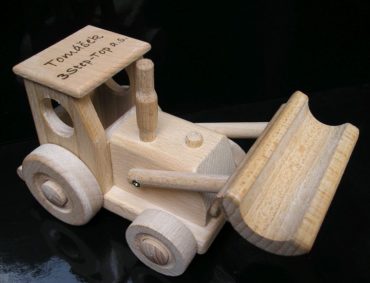 Spielzeugtrator mit Klinge und Ladung Spielzeugauto
