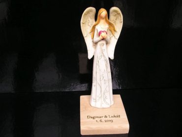 Engel Statuette auf Sockel